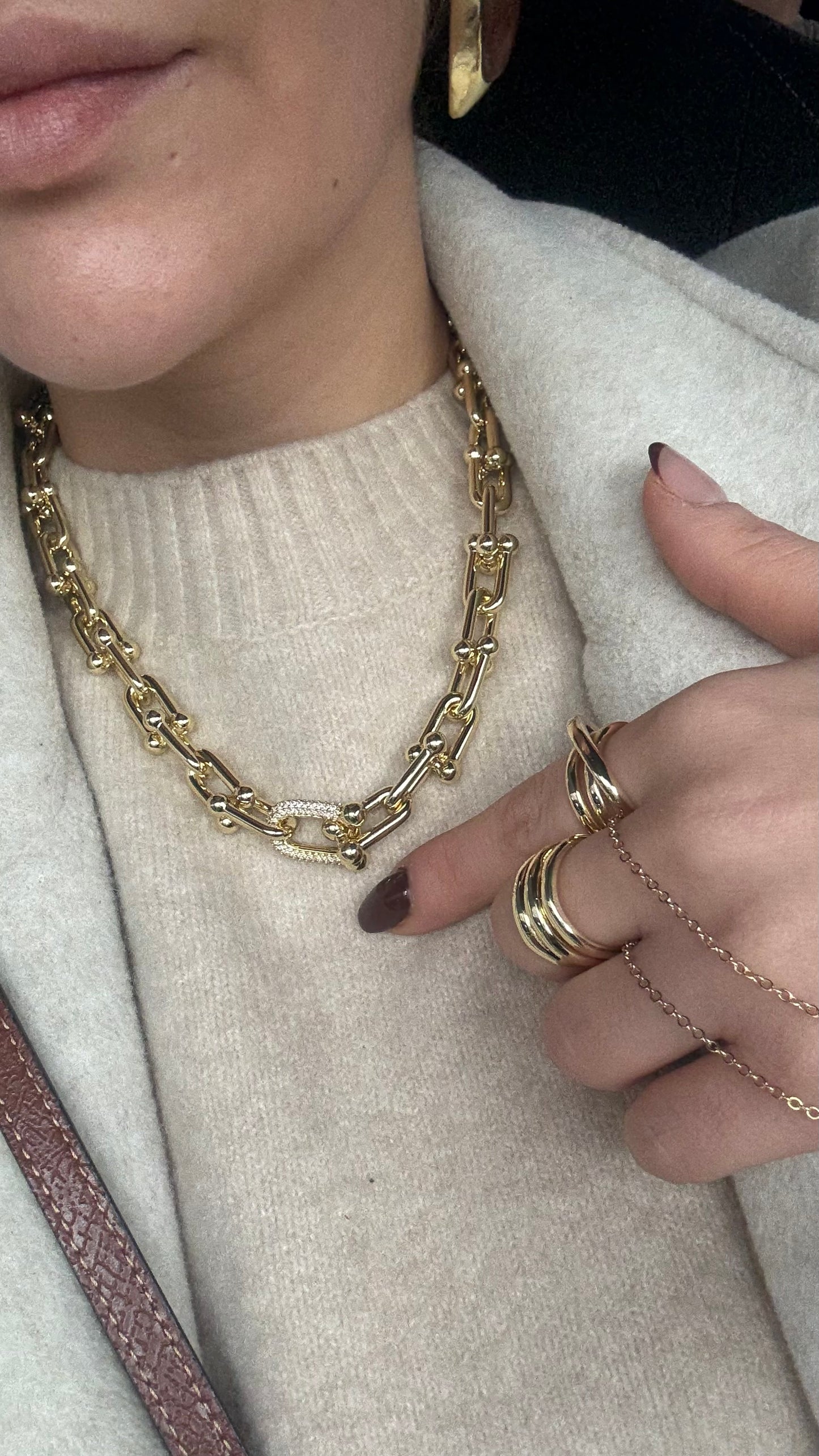 Gold Chain Detaylı Kilit Kolye