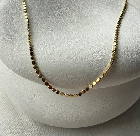 Altın Renk Daire Formlu Plaka Detaylı - Kolye