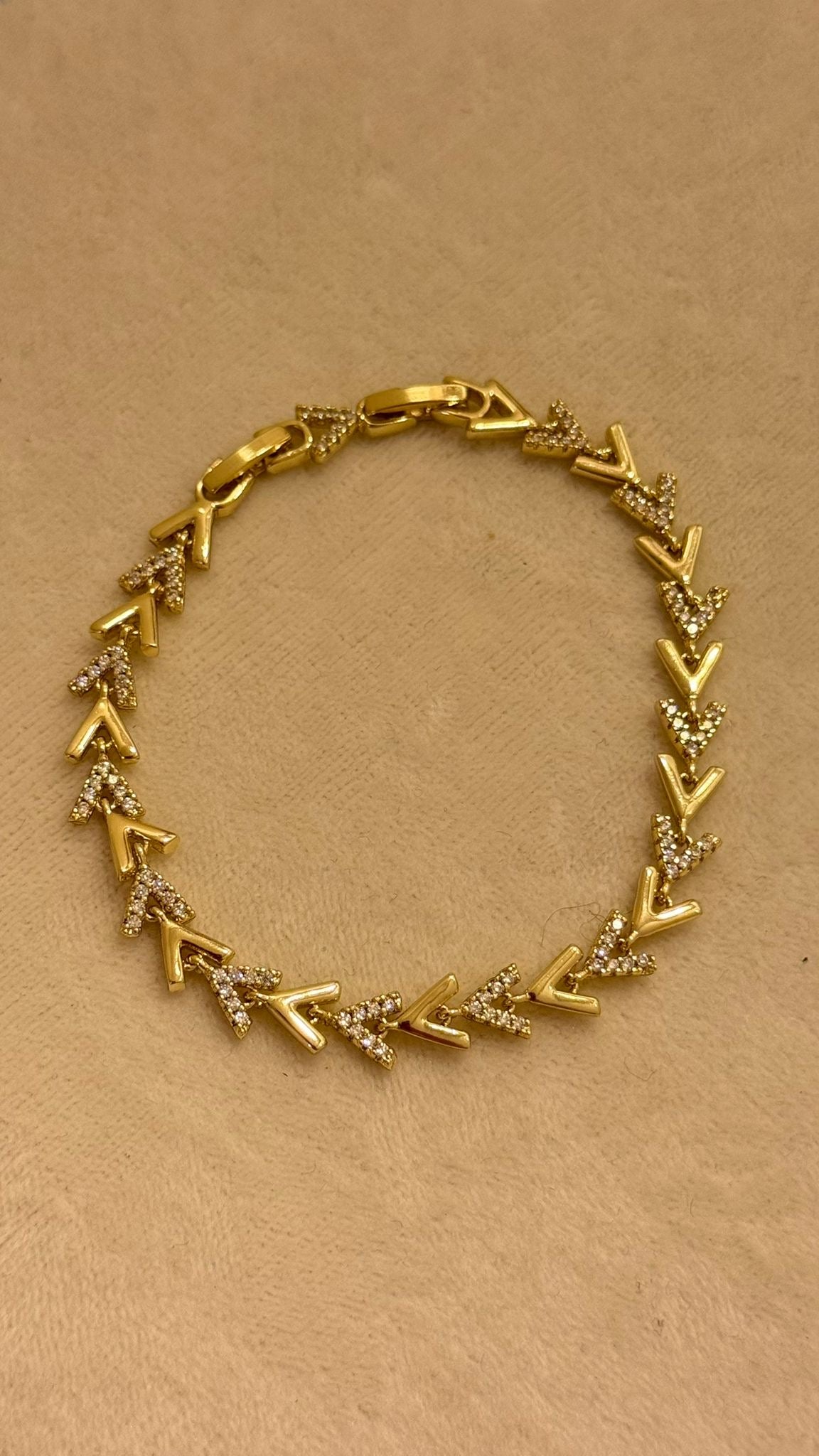 Taş Detaylı Ok Figürlü Gold Bileklik