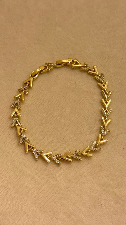 Taş Detaylı Ok Figürlü Gold Bileklik