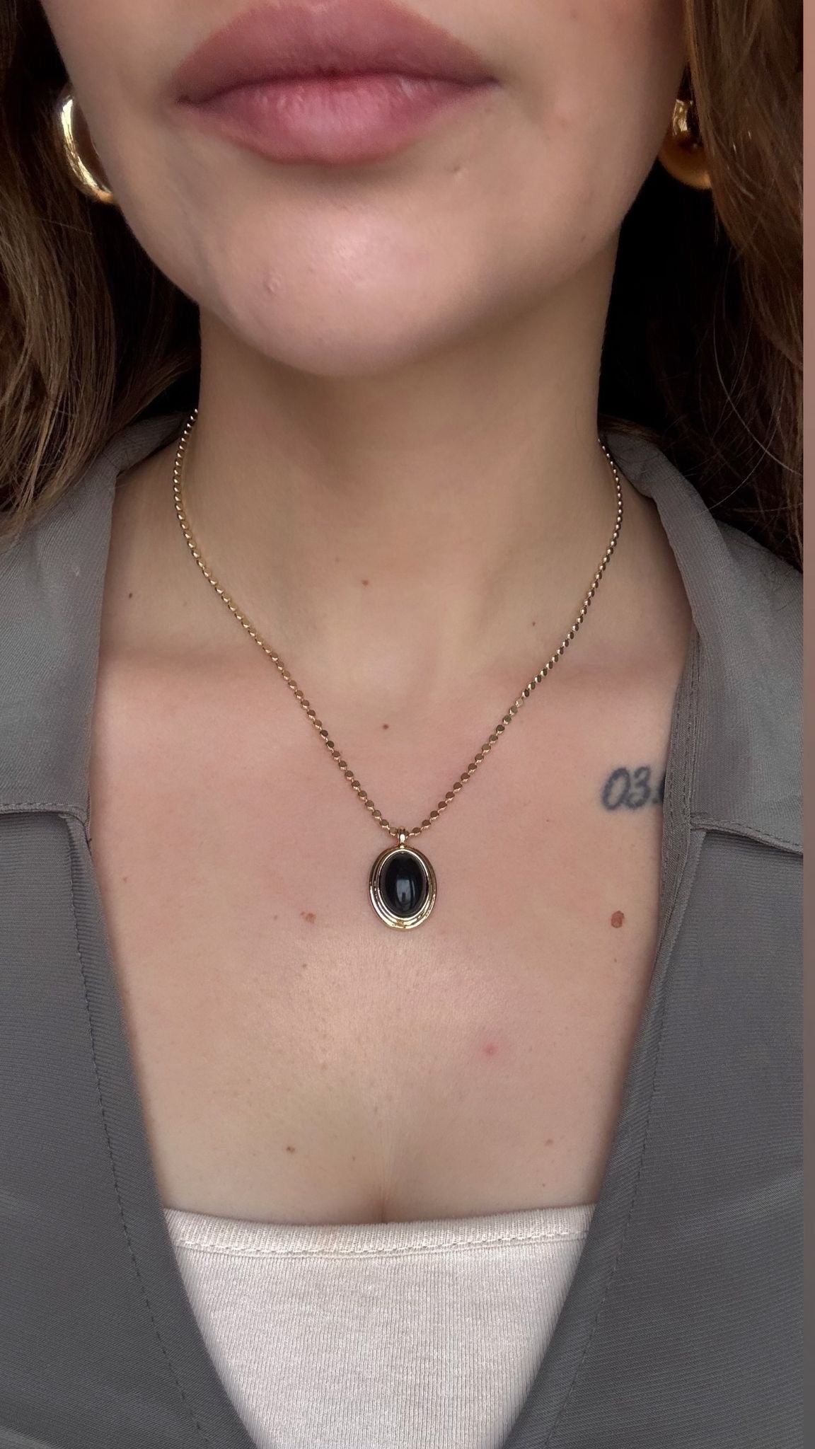 Siyah Taşlı Oval Marka Model Kolye