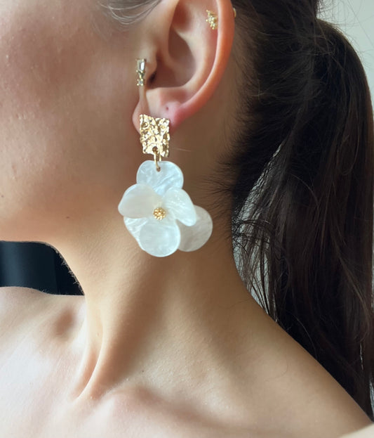 Marka Model Çiçek Beyaz- Küpe