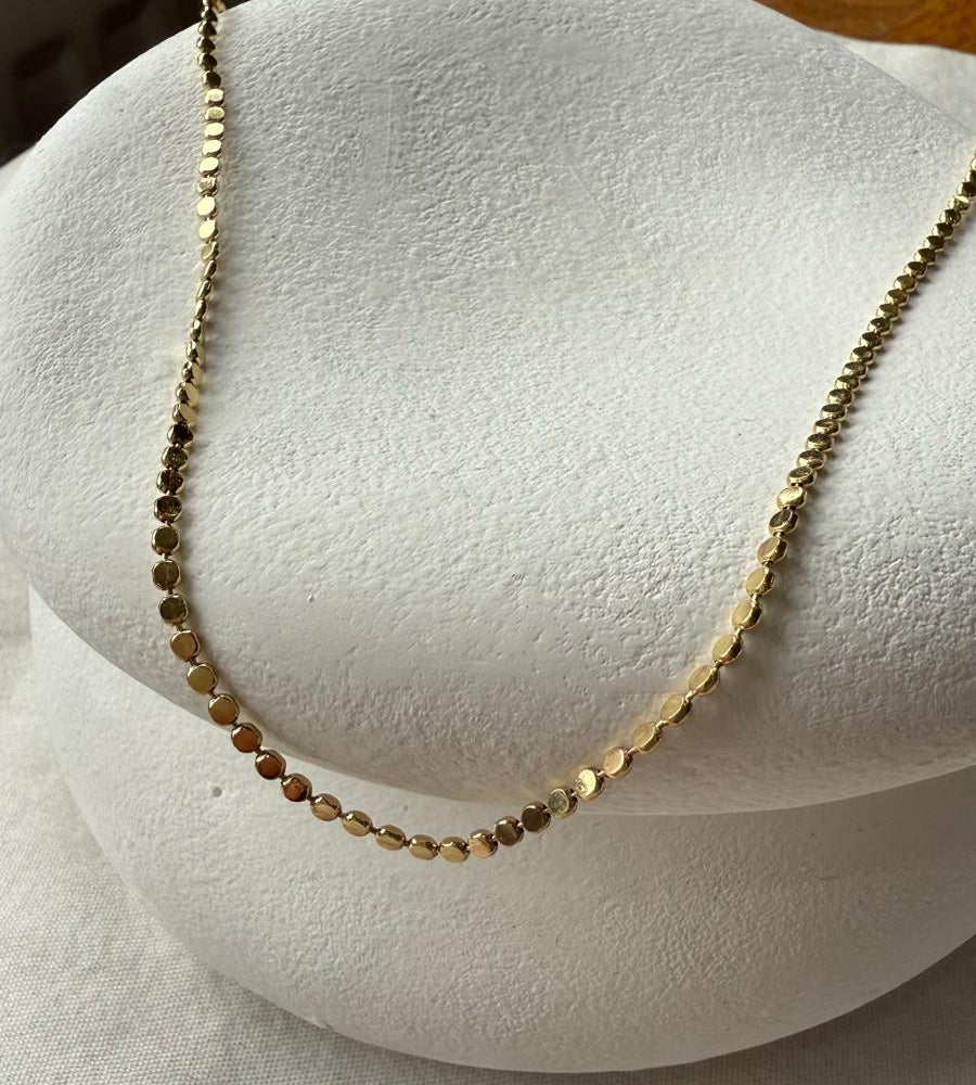 Altın Renk Daire Formlu Plaka Detaylı - Kolye