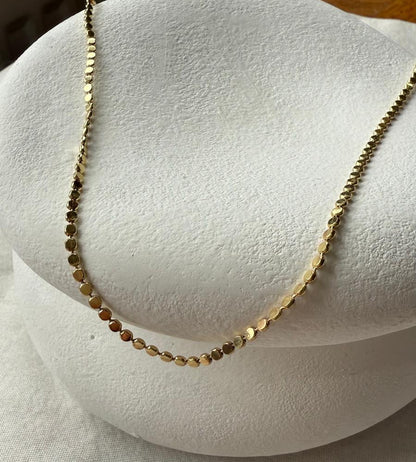 Altın Renk Daire Formlu Plaka Detaylı - Kolye