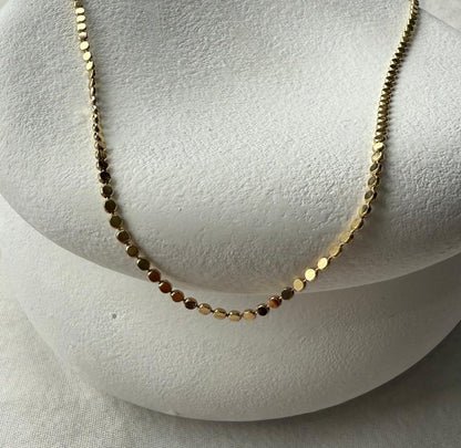 Altın Renk Daire Formlu Plaka Detaylı - Kolye