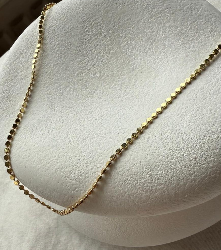 Altın Renk Daire Formlu Plaka Detaylı - Kolye