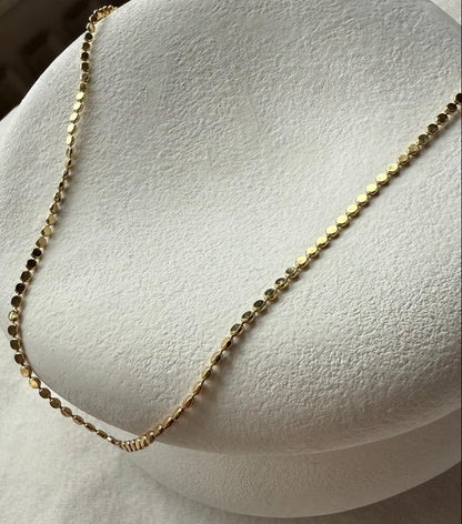 Altın Renk Daire Formlu Plaka Detaylı - Kolye