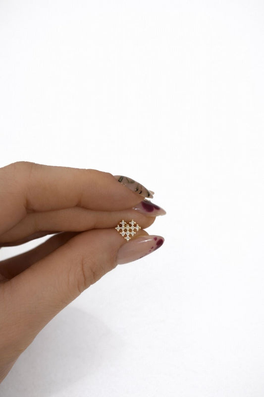 Kalpli Taş Detaylı Gold Renk Arkadan Vidalı Kıkırdak Piercing (Kopya)