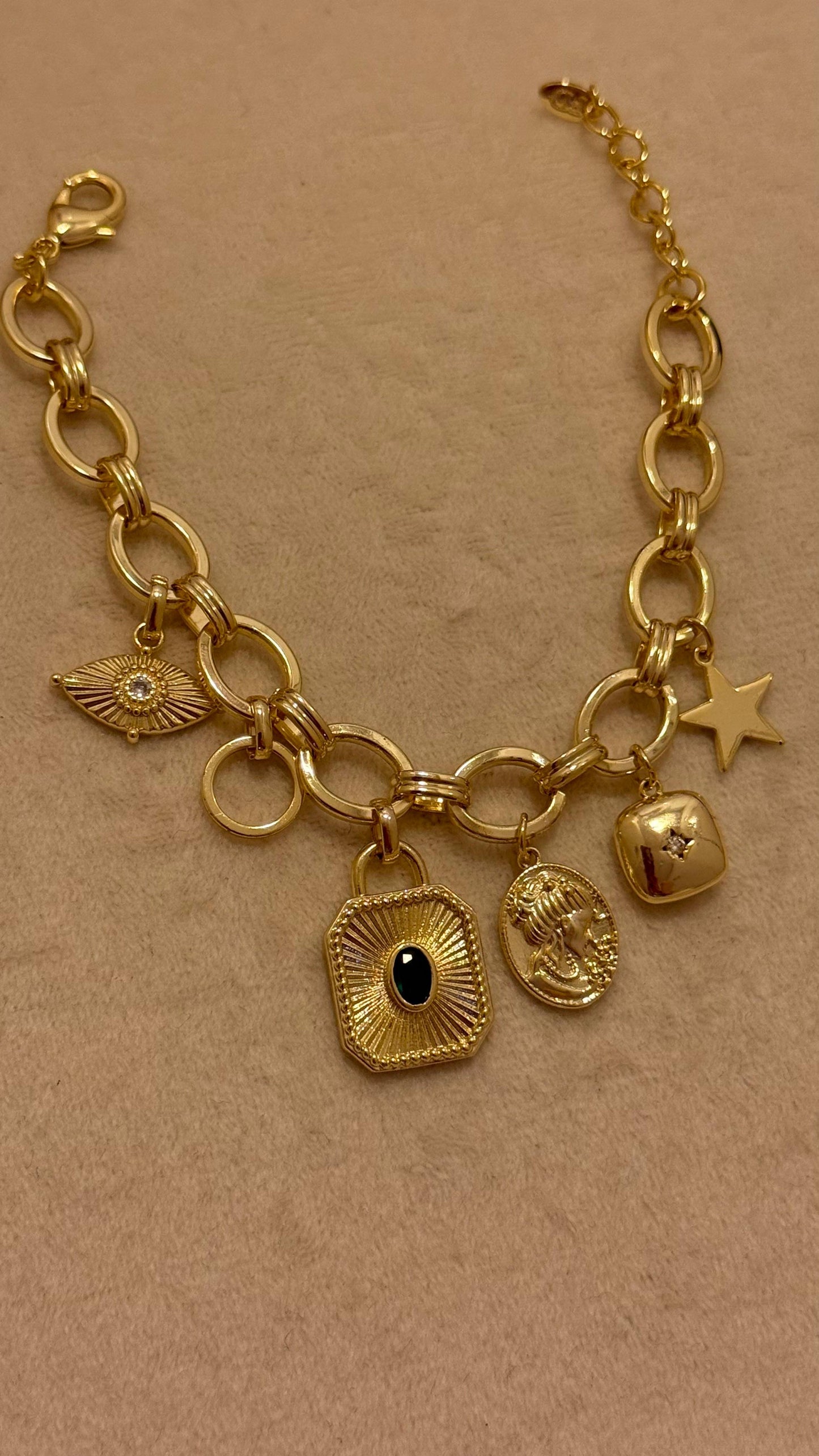 Çok Figürlü Gold Charm Bileklik