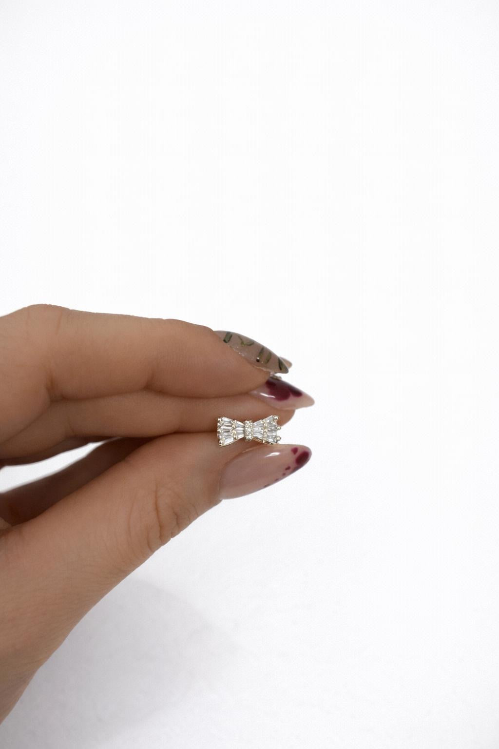 Fiyonk Detay Zirkon Taş Piercing Arkadan Vidali Kıkırdak Küpe